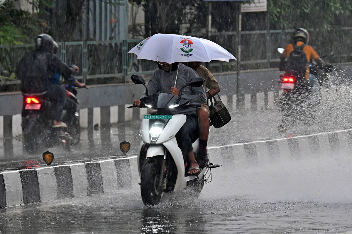 Commuters travel as the city receives sudden rains on Wednesday October 11 2023. DH PHOTO/PUSHKAR V