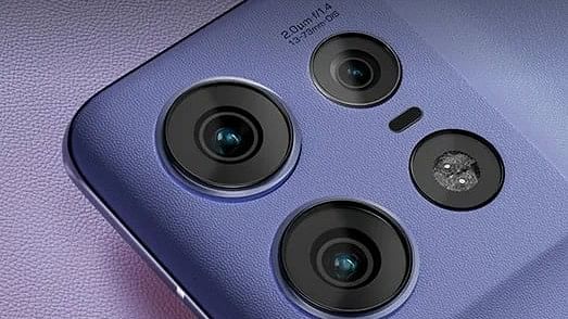 The phone also features the World’s First AI Powered Pro Grade camera validated by Pantone. It promises to deliver true-to-life colours – the way you see them with your eyes, in the photo.