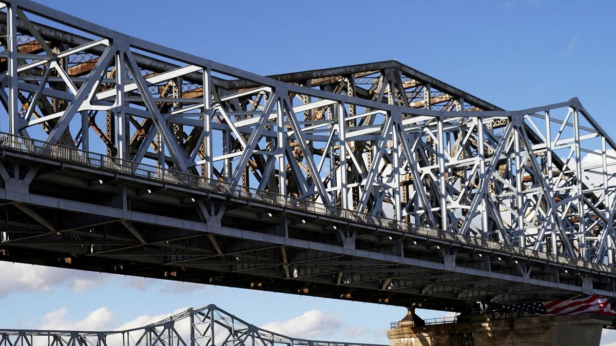 Pittsburgh bridge shut as barges break loose on Ohio River