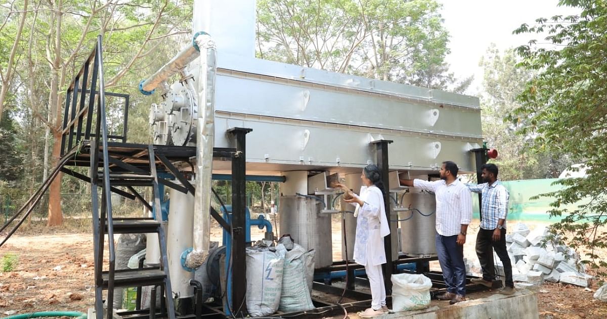 Investigadores agrícolas de Bangalore instalan una unidad para convertir plástico y biomasa en estiércol