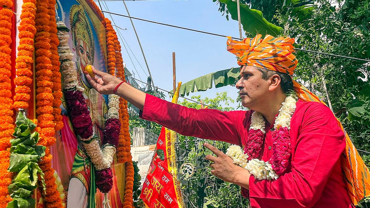 Delhi Minister and AAP leader Saurabh Bharadwaj offers prayers to Lord Hanuman on the occasion of 'Hanuman Jayanti', in New Delhi.