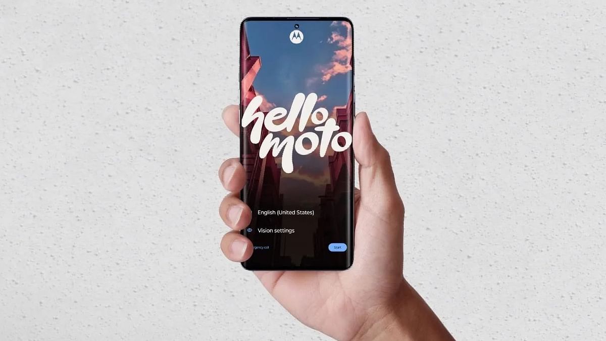  Motorola edge 50 Pro features the World’s First 1.5K True Color Pantone Validated 3D curved Display phone with 144Hz refresh rate, 10 bit HDR10+, and 2000nits of peak brightness.