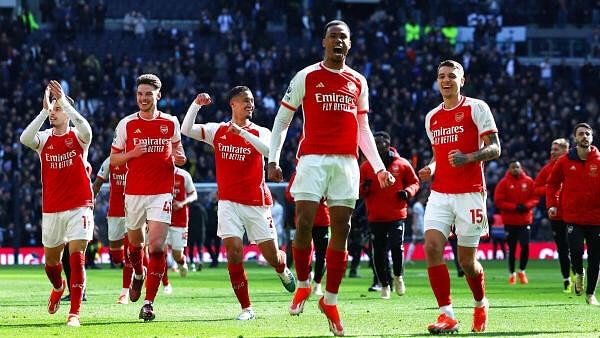Arsenal hang on to beat Spurs, stretch lead at top