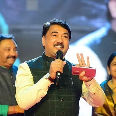 పాటిల్‌ను ఉన్మేస్ చేసింది.