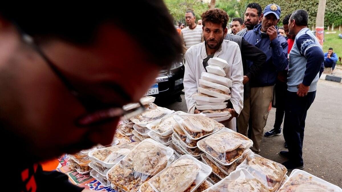 Egyptian charities dish out meals during Ramadan despite soaring costs