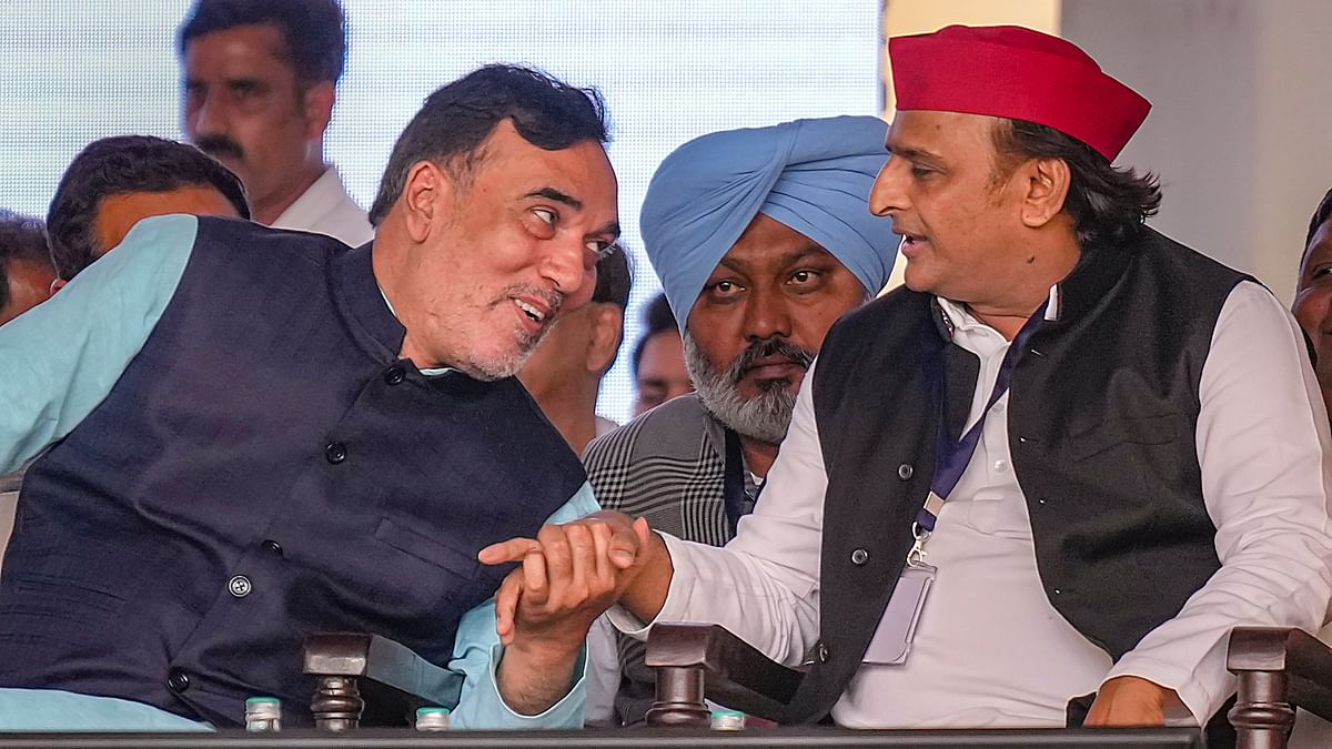 AAP leader Gopal Rai and SP chief Akhilesh Yadav are seen on the stage.