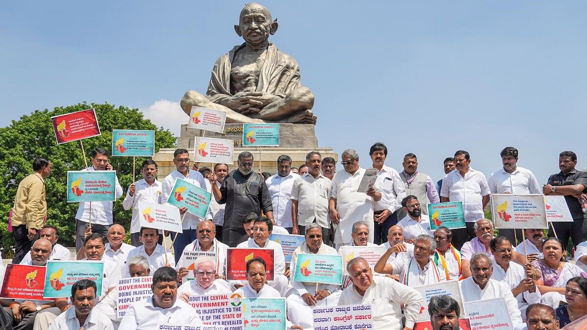 Karnataka CM Siddaramaiah stages dharna over delay in release of drought relief funds by Centre