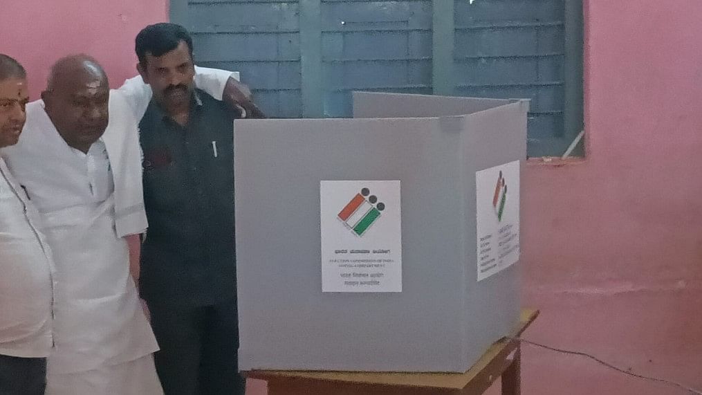 Lok Sabha Elections 2024 (Karnataka updates) | Former PM HD Deve Gowda casts his vote in Hassan
