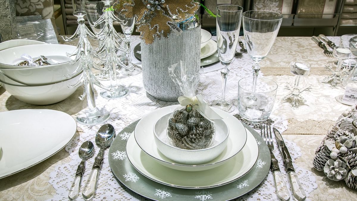 Lay out a perfect table setting