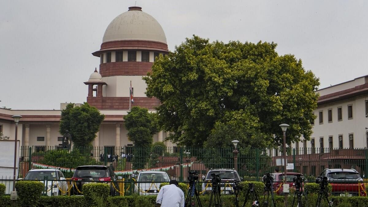 SC stays Calcutta HC's order cancelling appointment of 25,000 teachers and non-teaching staff