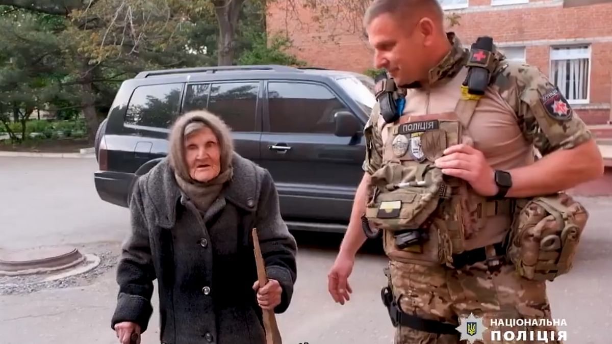 A 98-year-old Ukraine woman walks 10 km under shelling to escape Russians