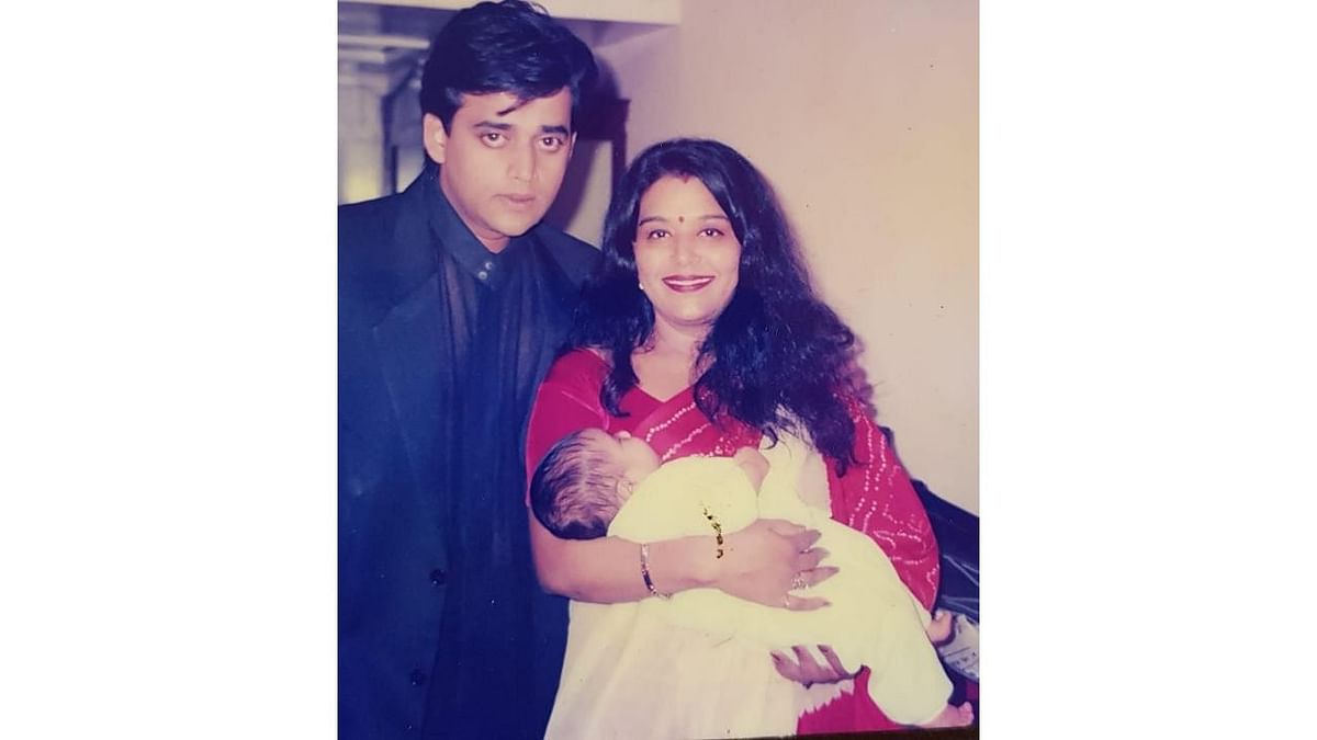 An unseen picture of Ravi Kishan with Aparna and Shinova Soni.