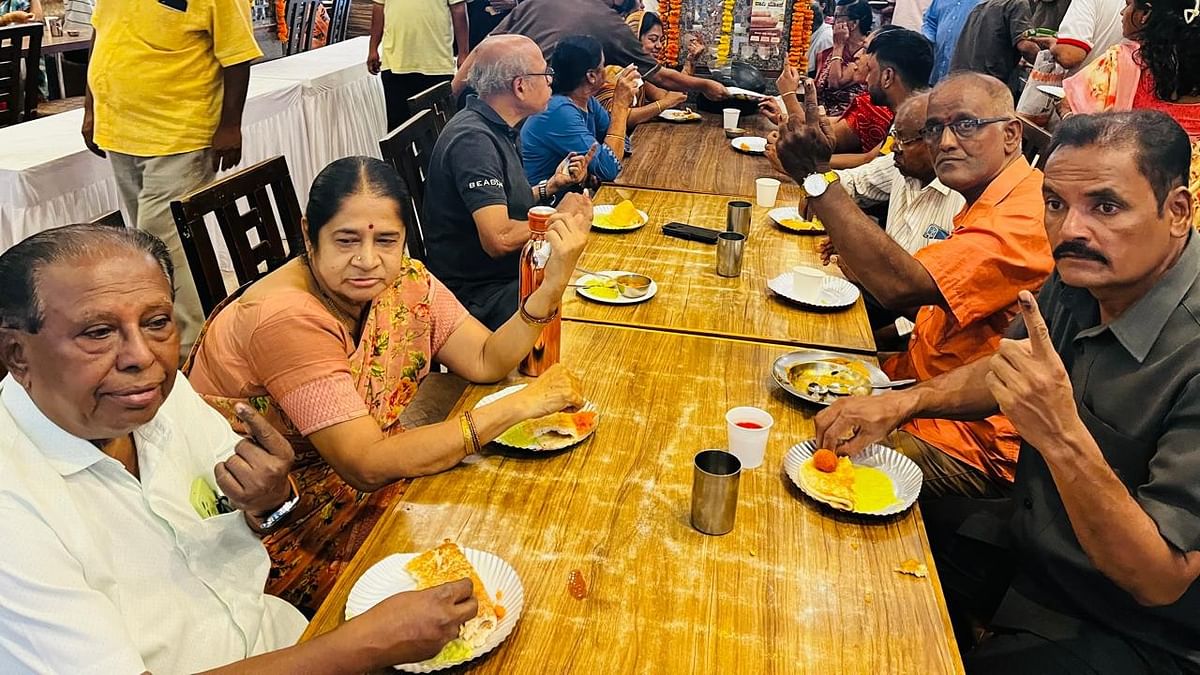 Lok Sabha Polls 2024 | Bengaluru hotels offer tempting treats, many throng eateries to celebrate democracy 