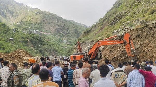 Landslides blocks Jammu-Srinagar national highway