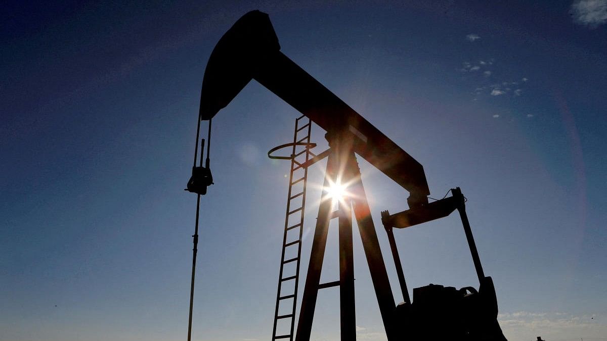 Oil prices climb amid US stocks decline, Middle East conflict