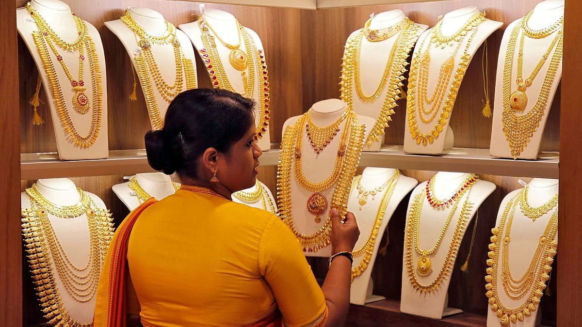 Gold jumps Rs 830 to reach new peak of Rs 69,200 per 10 grams