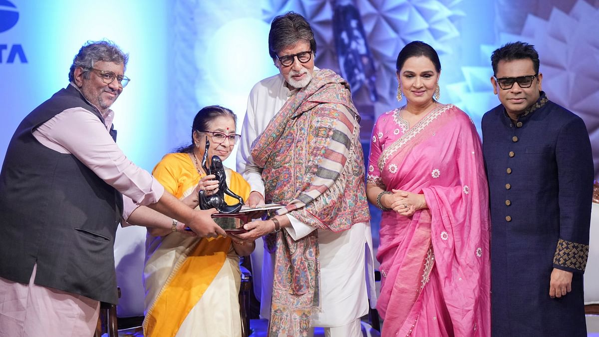 Amitabh Bachchan receives Lata Deenanath Mangeshkar Puraskar