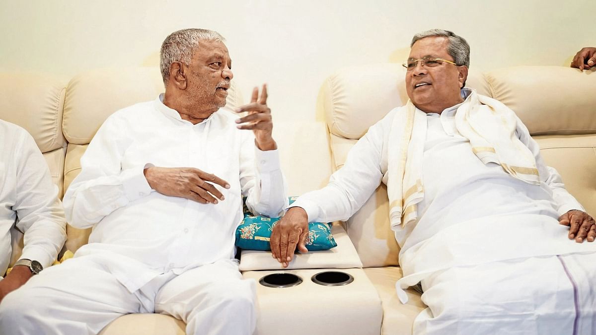 Karnataka CM meets Srinivas Prasad, 
says nothing political