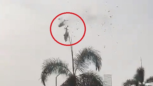 ANSEHEN | Militärhubschrauber kollidieren in der Luft in Malaysia ...