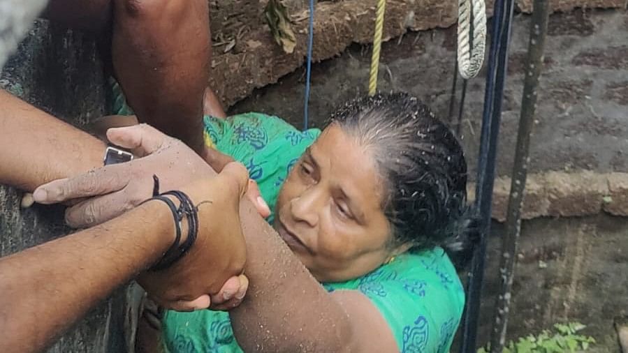 Mangaluru woman falls into 30-ft deep well; rescued