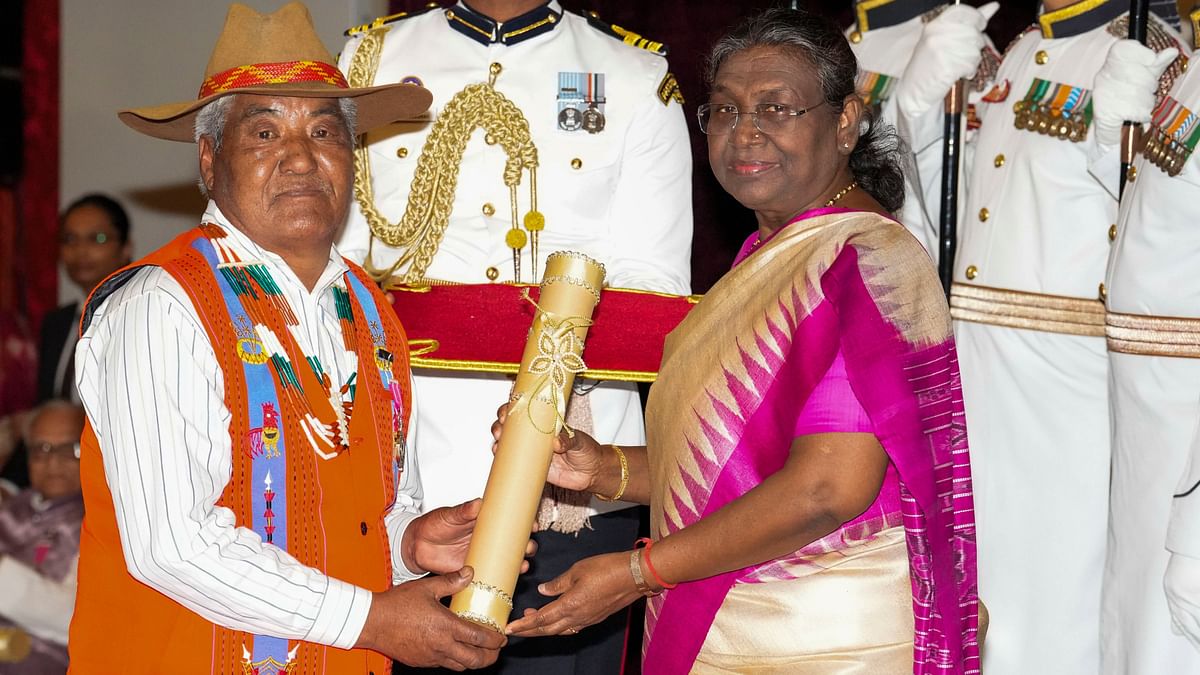 President Droupadi Murmu confers Padma Shri on craftsman Machihan Sasa during the Padma Awards 2024 ceremony at Rashtrapati Bhavan, in New Delhi.