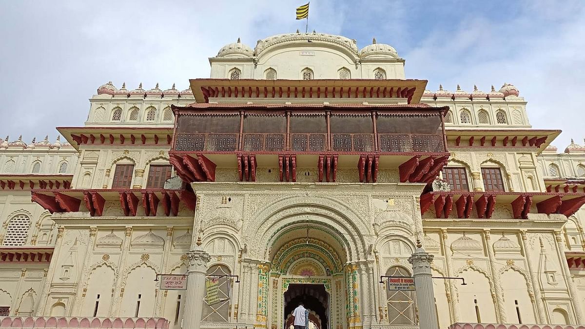 Kanak Bhavan, Uttar Pradesh: This shrine is dedicated to Lord Ram and Sita and is believed that this Bhawan was gifted to Devi Sita by Kaikei after her marriage to Lord Ram. The temple is known for its intricate carvings and is an important pilgrimage site.