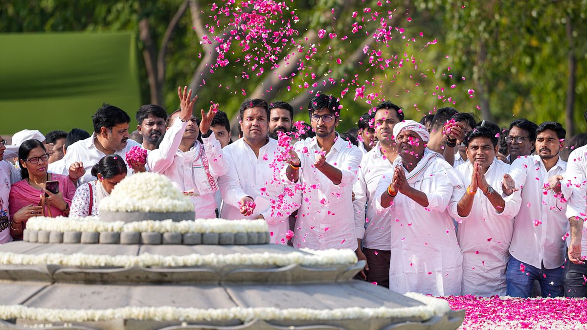 Congress leaders pay tribute to former prime minister Rajiv Gandhi on his death anniversary at Veer Bhumi, in New Delhi.