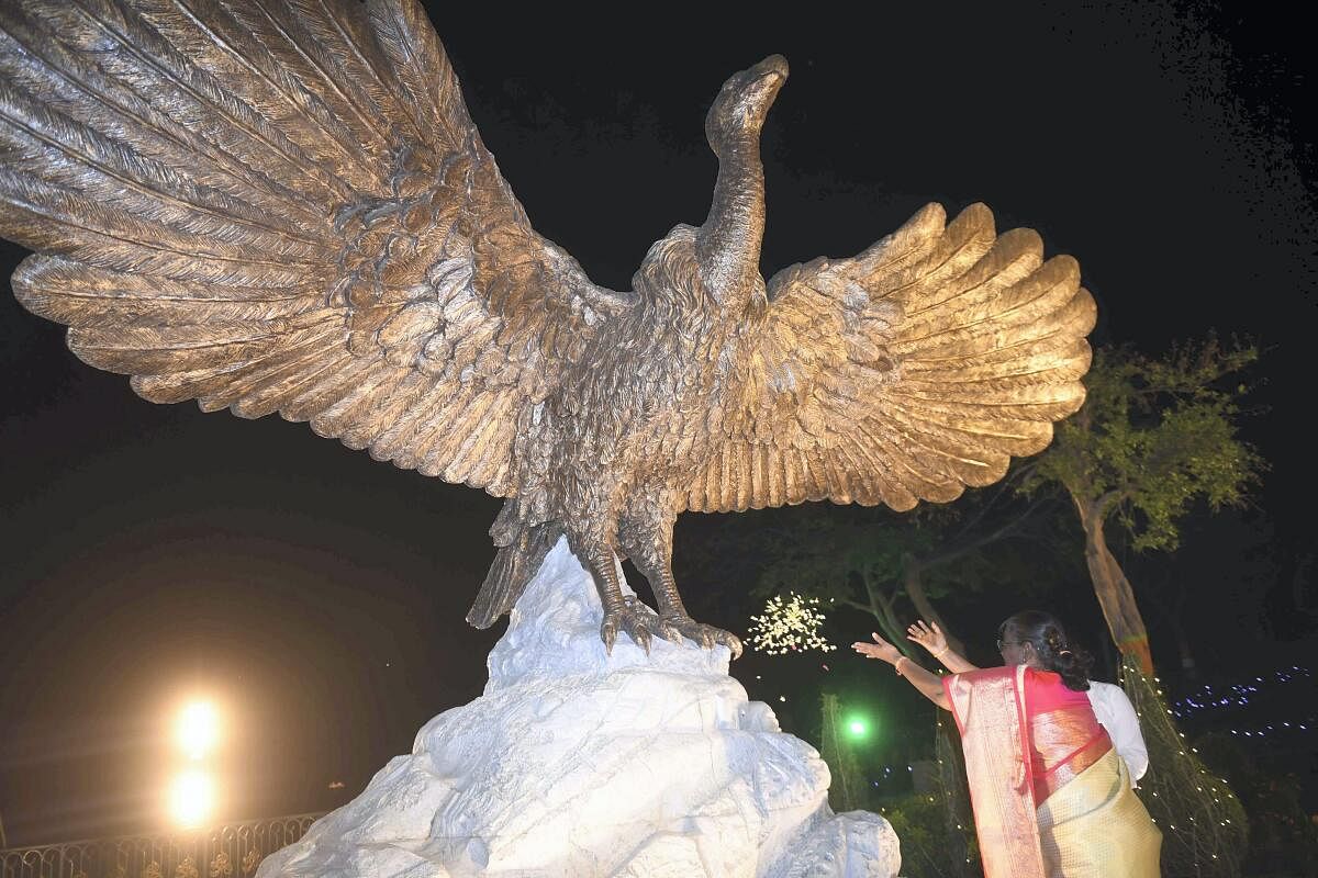 President Droupadi Murmu pays obeisance at the statue of 'Jatayu', in Ayodhya. 