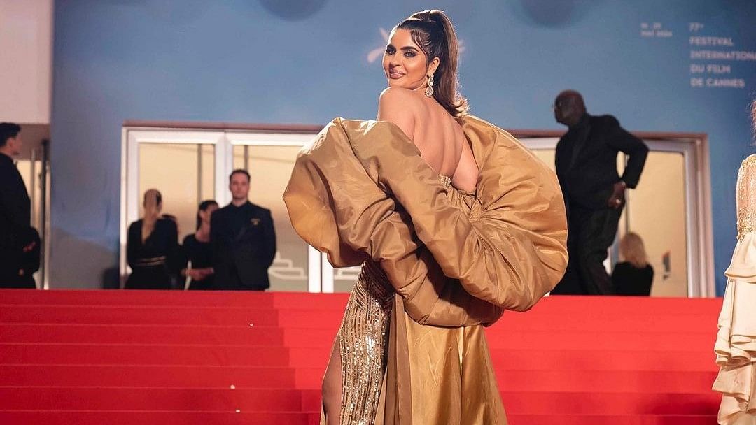 Deepti Sadhwani a fait sa troisième apparition sur la Côte d'Azur dans une robe dorée éblouissante de Nikhita Tandon.