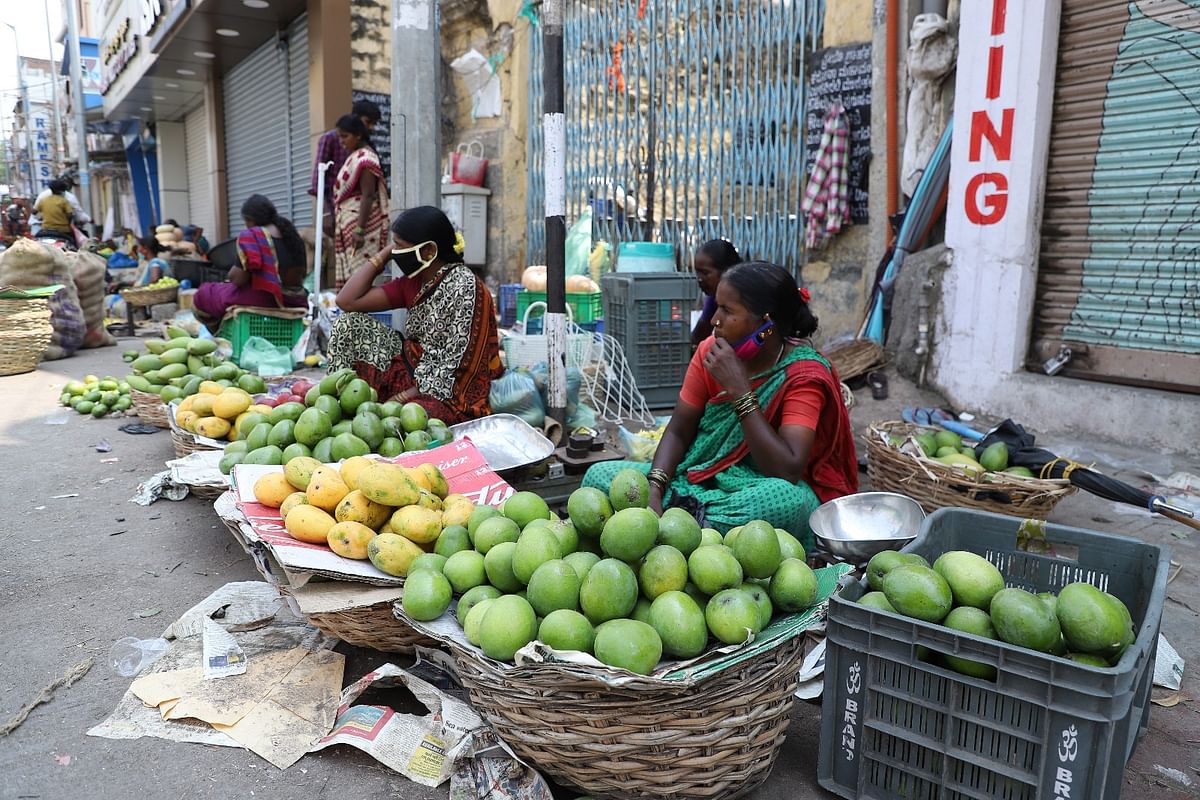 ರಾಯಚೂರು ಮಾರುಕಟ್ಟೆಯಲ್ಲಿ ನೆರೆ ರಾಜ್ಯಗಳಿಂದ ಬರುವ ಮಾವು ಮಾರಾಟ ಆಗುತ್ತಿದೆ