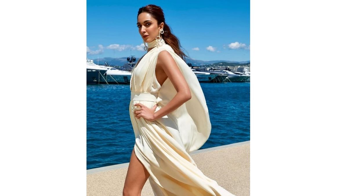 La diva de Bollywood Kiara Advani a fait sa première apparition sur la Côte d'Azur dans une robe drapée en satin en crêpe ivoire du créateur Prabal Gurung.