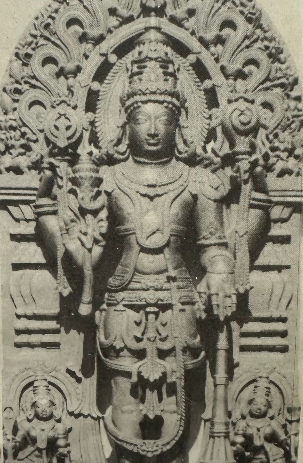 A sculpture of Vishnu in the Hoysala style.