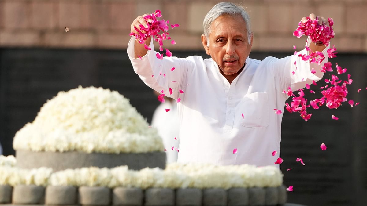 Senior Congress leader Mani Shankar Aiyar pays tribute to former prime minister Rajiv Gandhi on his death anniversary at Veer Bhumi, in New Delhi.