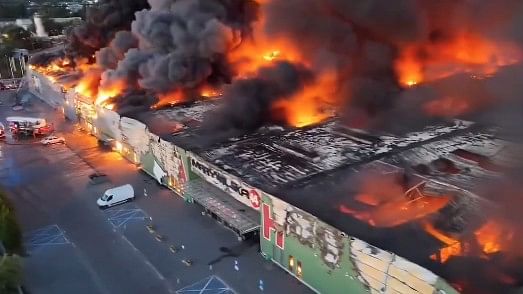 Fire destroys one of biggest shopping centres in Warsaw
