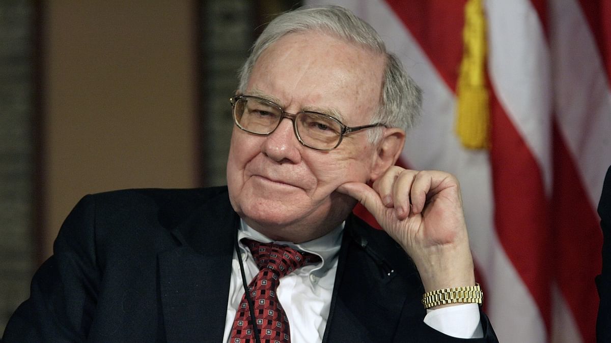 Buffett praises Apple after trimming it, drops Paramount stake