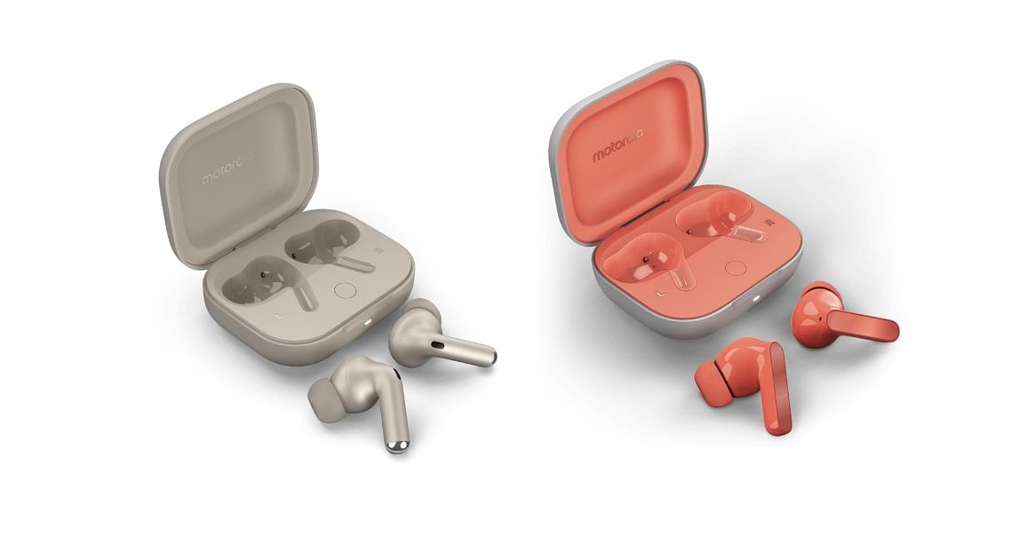 Motoroal Moto Buds+ in beach sand colour (left) and Moto Buds in coral peach colour (right).