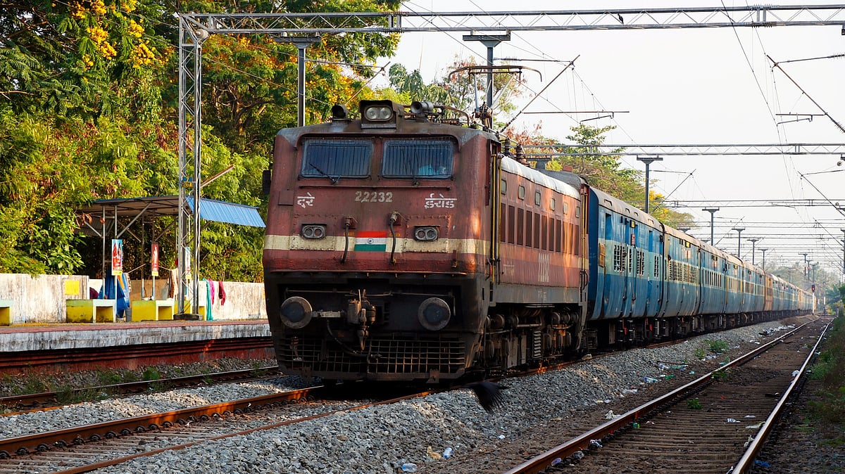 Uttar Pradesh: Kanpur-bound train catches fire, no casualty - Vimarsana News
