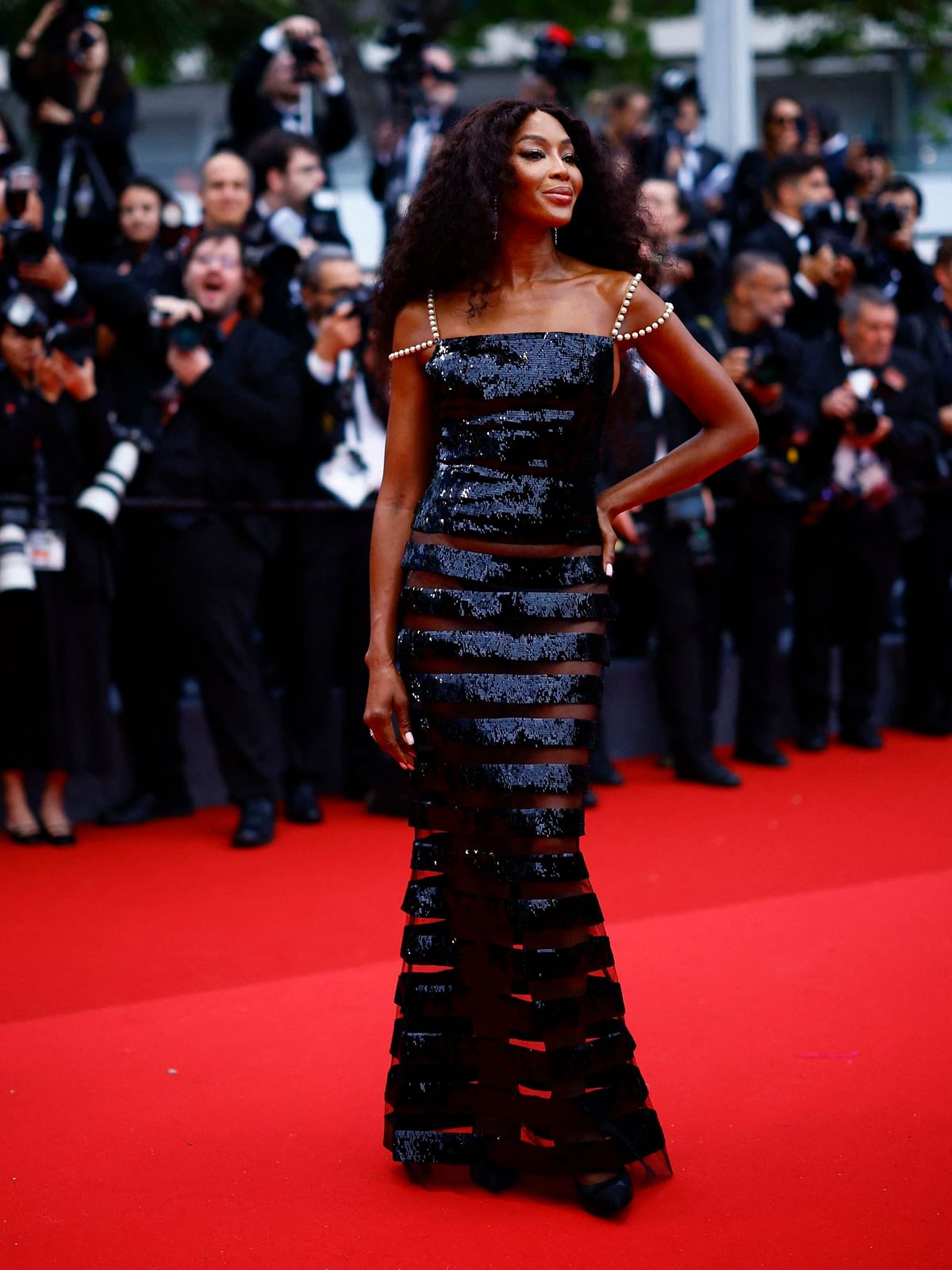 Hollywood diva Naomi Campbell wowed all in a dark blue sparking attire.