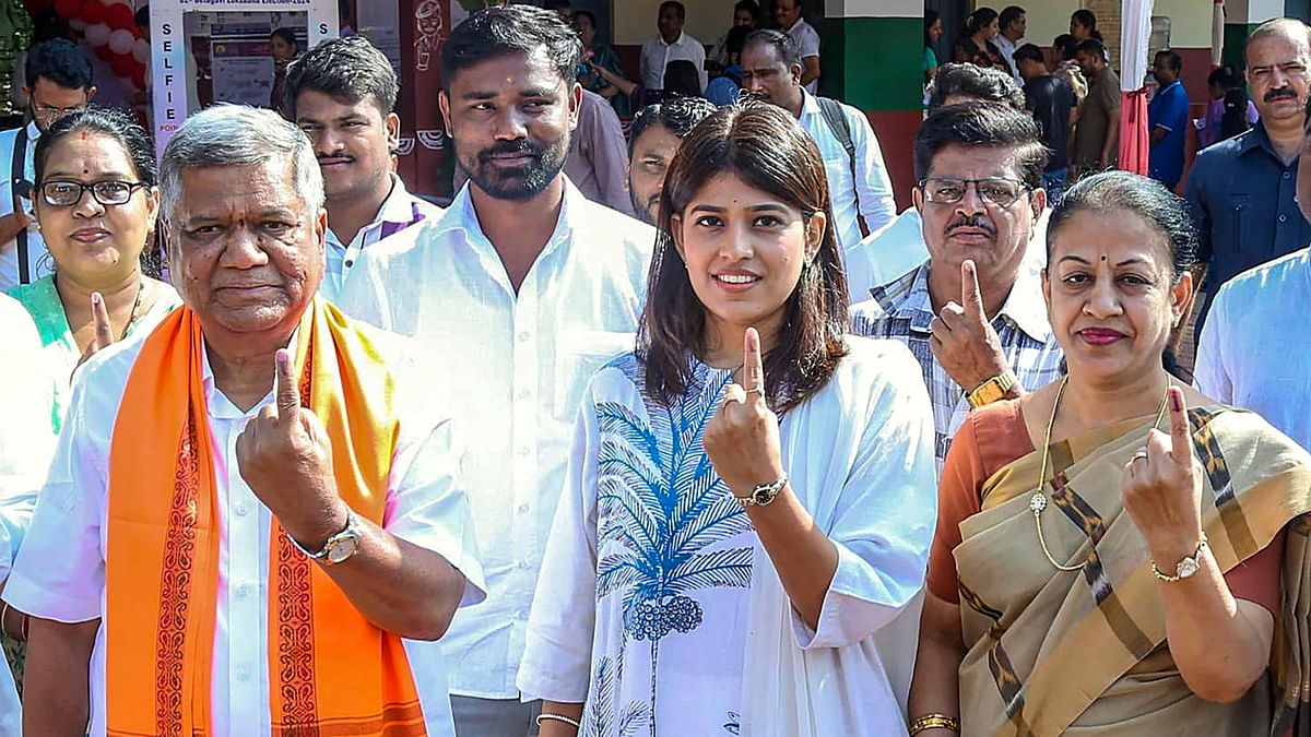 BJP leader Jagadish Shettar and his family members show their inked fingers after casting their votes at Visvesvaraya Nagar polling station during the third phase of Lok Sabha polls, in Belgaum.