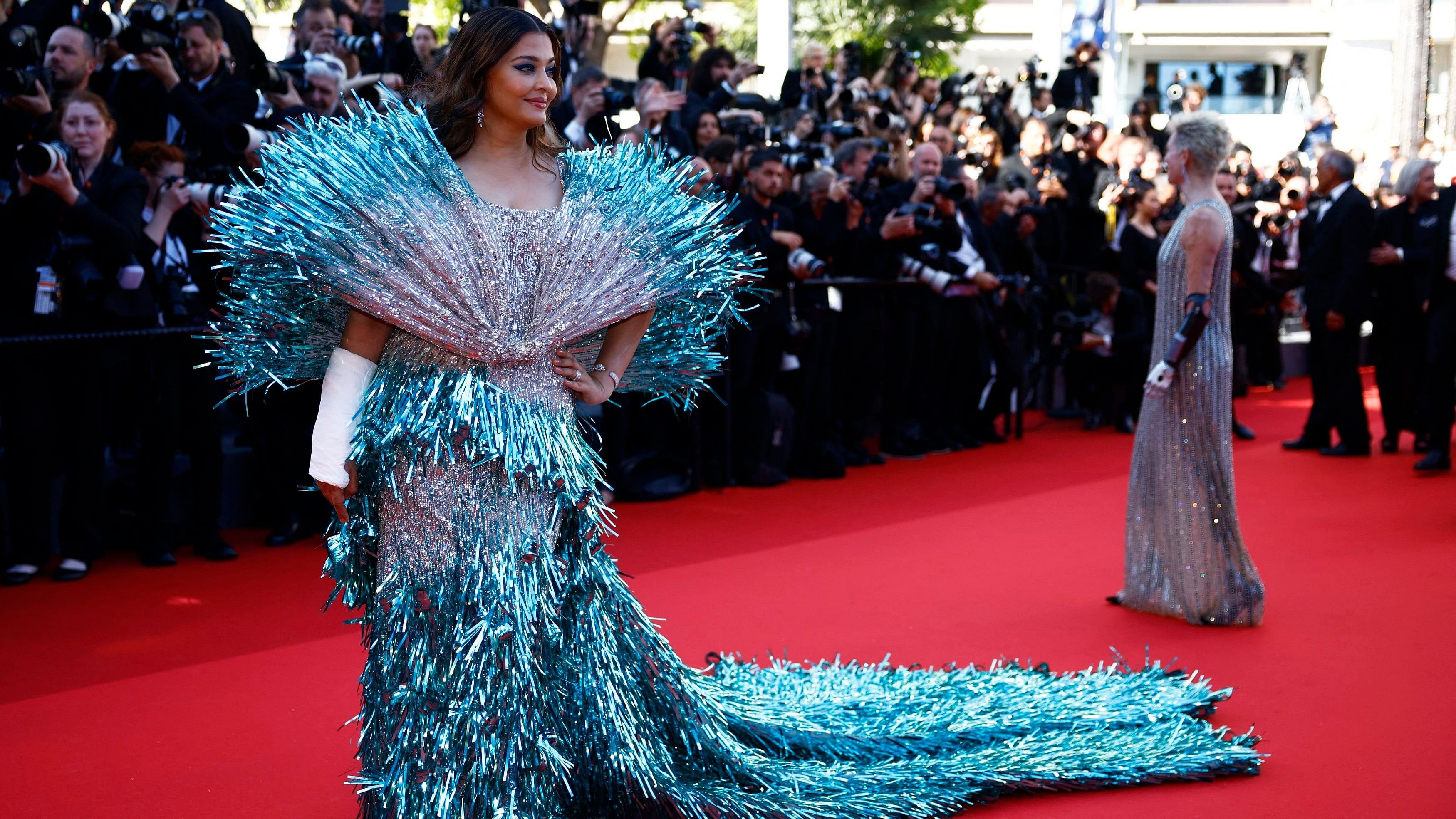Lors de sa deuxième apparition au Festival de Cannes 2024, Aishwarya Rai Bachchan portait une robe chatoyante bleue et argentée du duo de créateurs Falguni Shane Peacock.