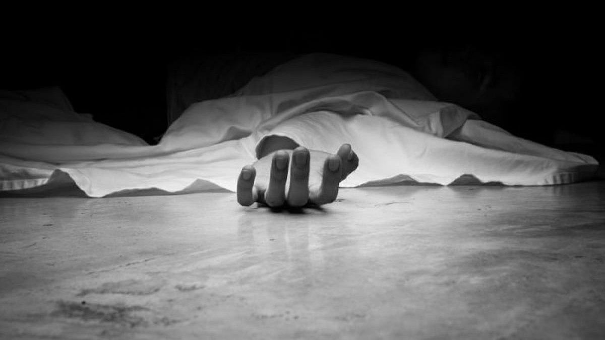 Two sanitation workers die while cleaning sewage shaft at Noida house - Vimarsana News