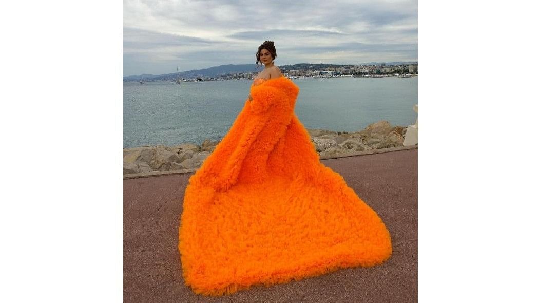 L'acteur et chanteur Deepti Sadhwani a fait ses débuts à Cannes 2024 dans une superbe robe orange avec une longueur record lors de la cérémonie d'ouverture.