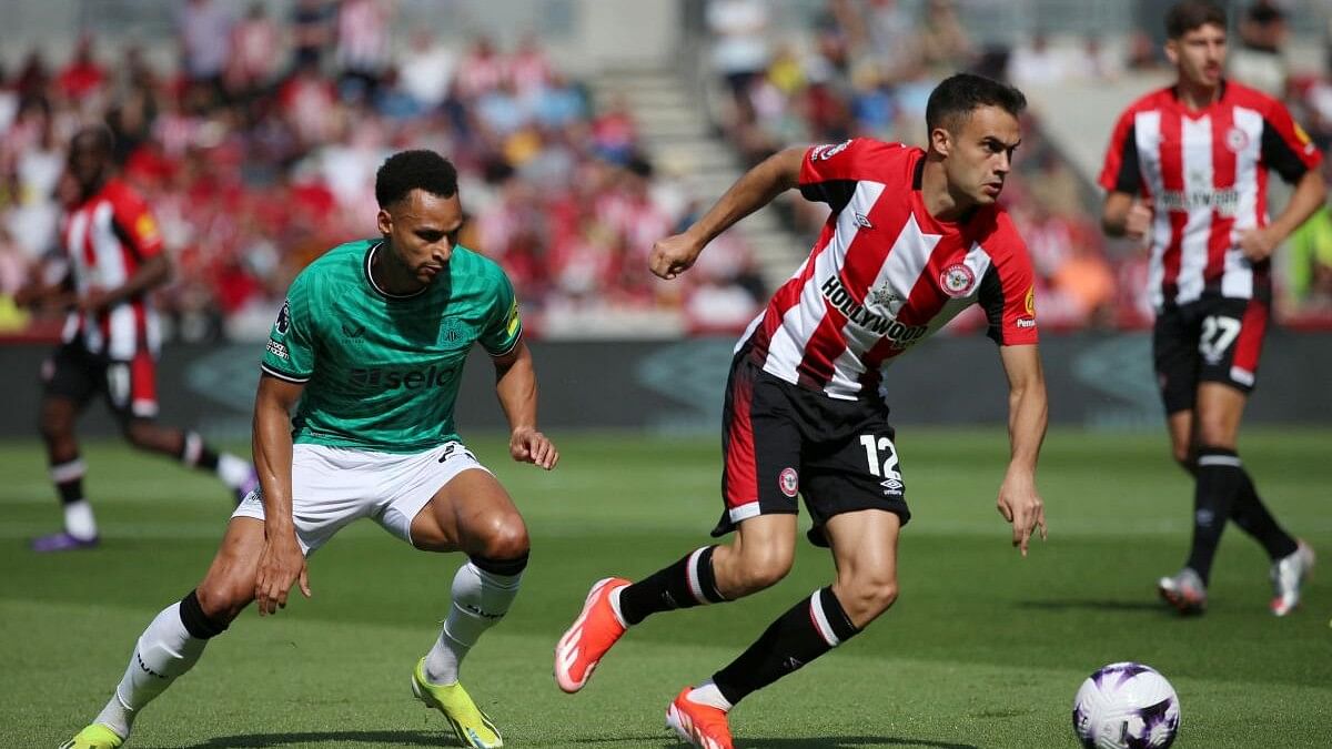 Newcastle United's Jacob Murphy in action with Brentford's Sergio Reguilon.