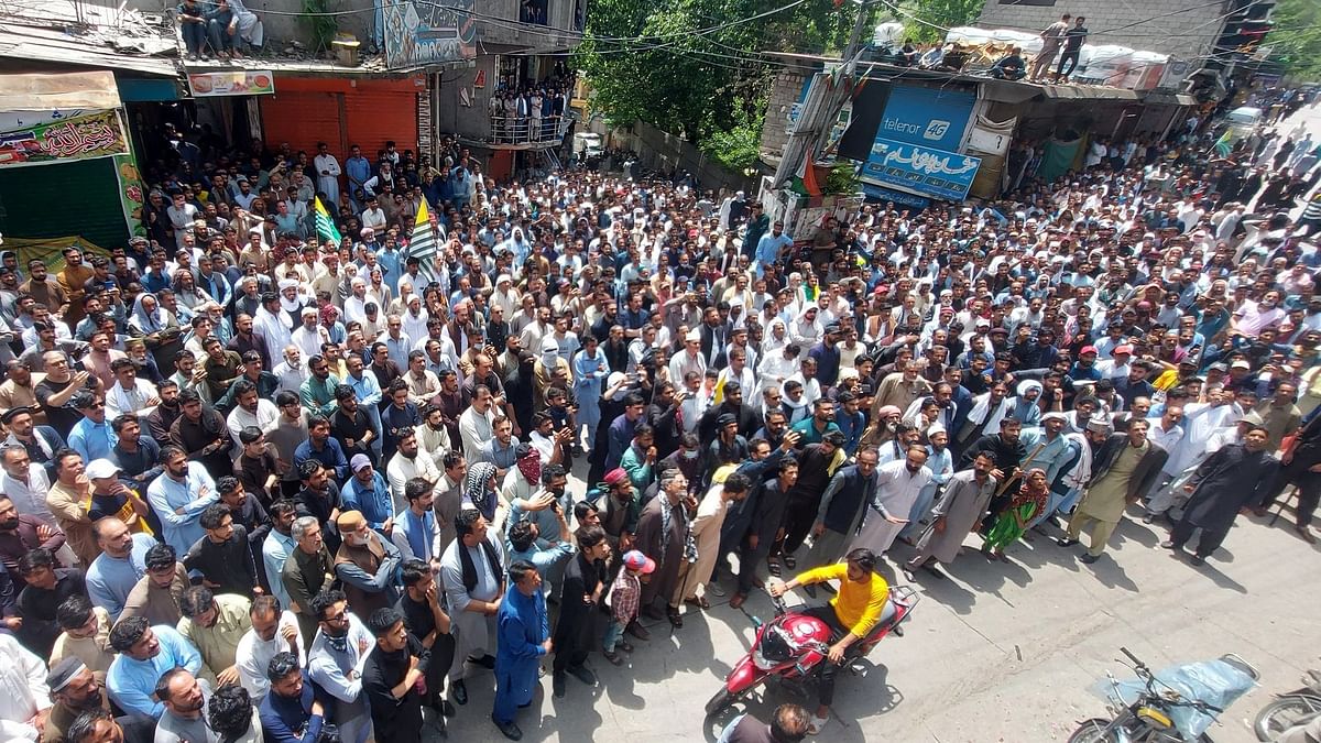 One police officer killed, over 100 injured in clashes during protest in Pakistan-occupied Kashmir