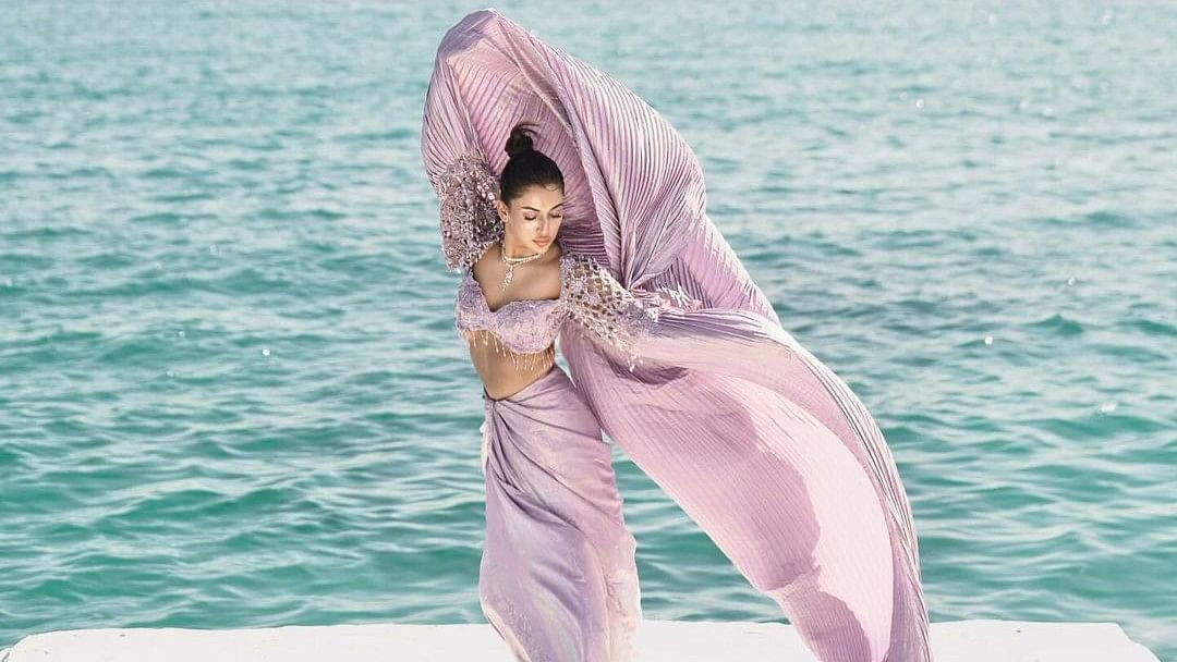 Arissa Khan, PDG de la marque de mode Purple Paisley, grésillait dans un ensemble trois pièces comprenant un chemisier à col en cœur, une jupe et un pull superposé de Kalki Fashion.