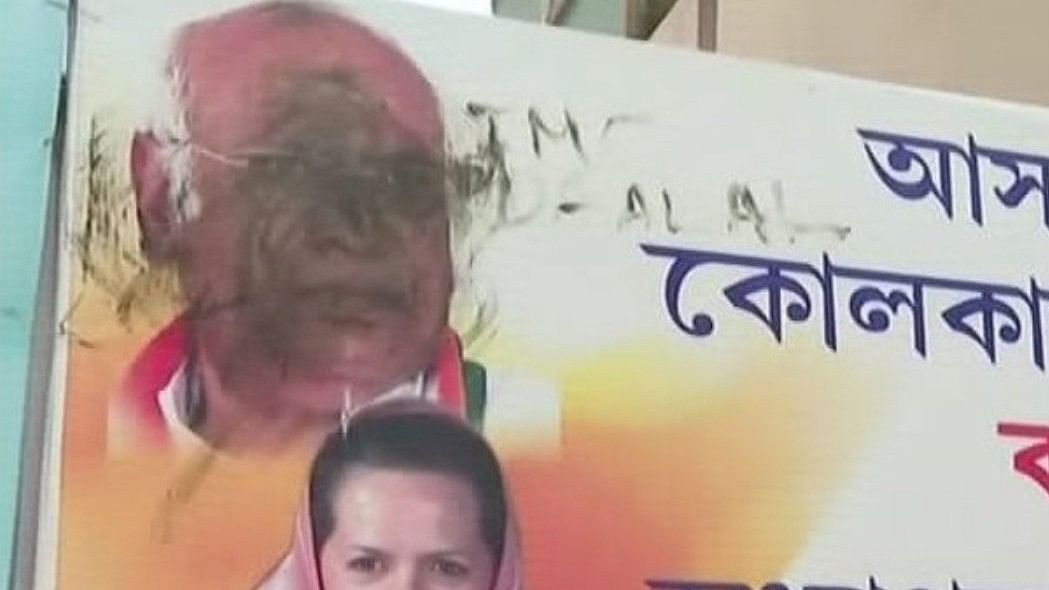 Lok Sabha Elections 2024: Kharge's posters defaced in front of Bengal Congress HQ after his snub at Adhir