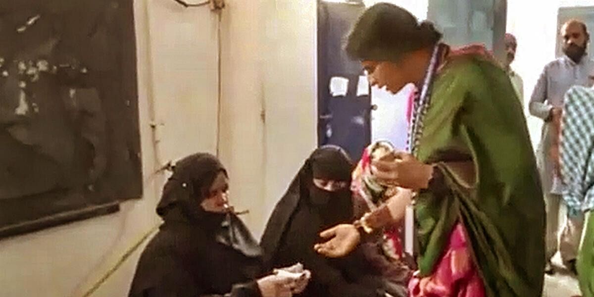 Lok Sabha Elections 2024: BJP's Madhavi Latha asks to see Muslim women's faces in Telangana poll booth; case registered