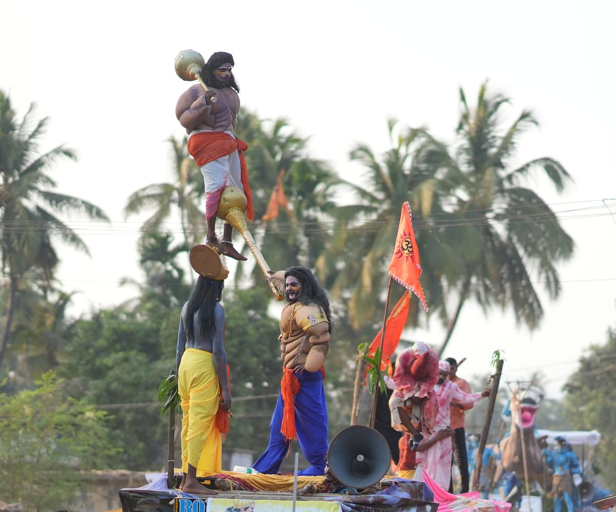 ಹಗರಣದಲ್ಲಿ ಪೌರಾಣಿಕ ಸನ್ನಿವೇಶಗಳನ್ನು ಪ್ರದರ್ಶಿಸಲು ಸಾಹಸಮಯವಾಗಿ ನಿಂತ ಕಲಾವಿದರು.