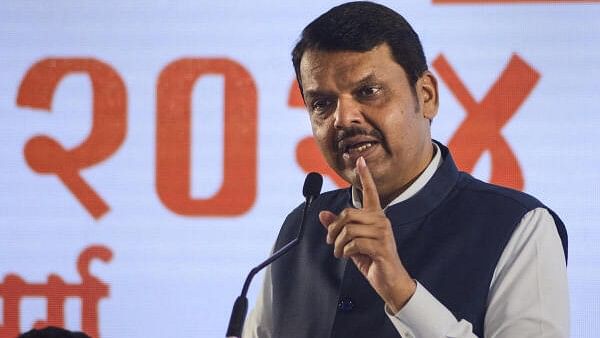 Five persons detained for showing black flags to Devendra Fadnavis' convoy