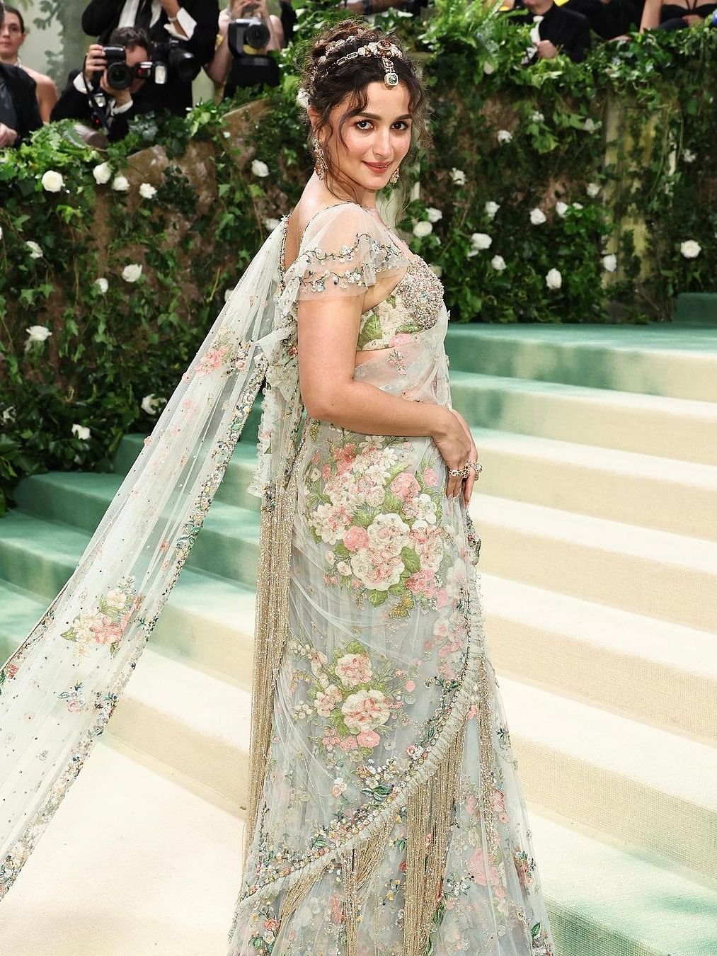The epitome of grace and sophistication, Alia chose to adorn herself in a breathtaking Sabyasachi saree, paying homage to both her Indian roots and the event's theme.